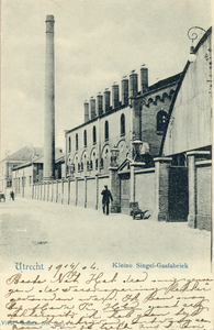 602 Gezicht op de Gemeentelijke Gasfabriek (Wittevrouwensingel 75) te Utrecht. vanaf de Kleine Singel.